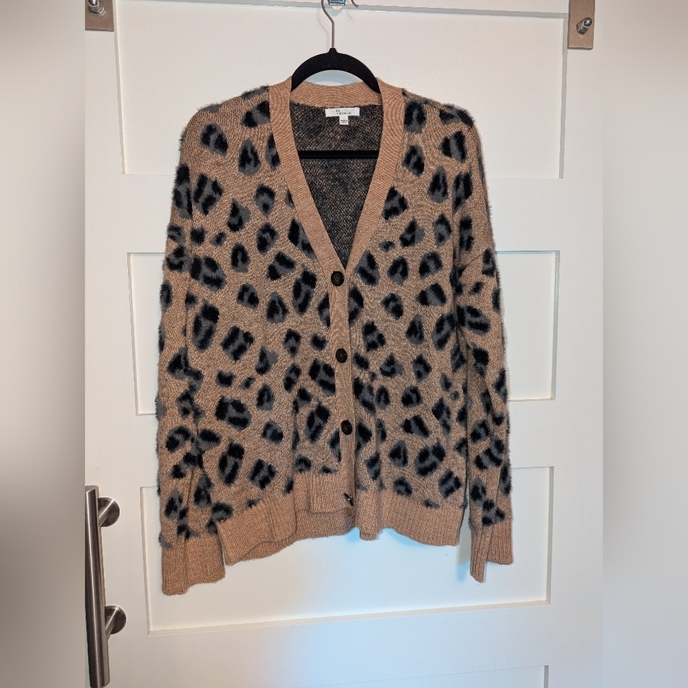 89th and Madison leopard print button front sweater size large.